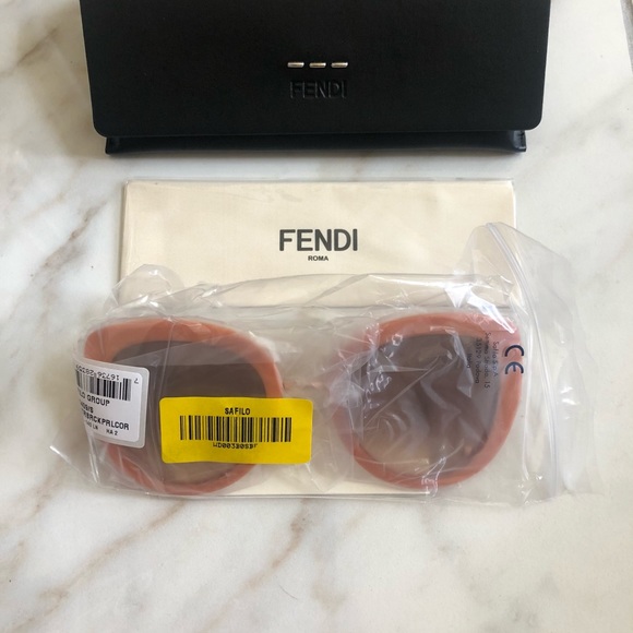 🔥NEW SHOW STOPPER FENDI SUNGLASSES 🔥 - Picture 4 of 16